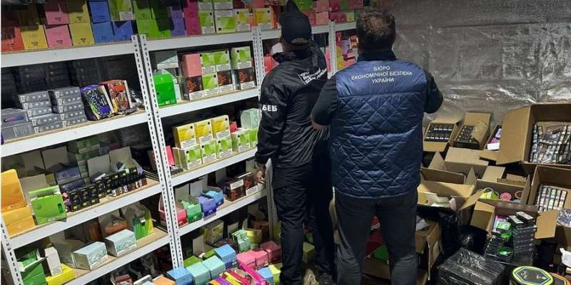 «Бізнесмен» збив детектива автомобілем. БЕБ провело операцію з припинення продажу контрафактних тютюнових виробів через Telegram