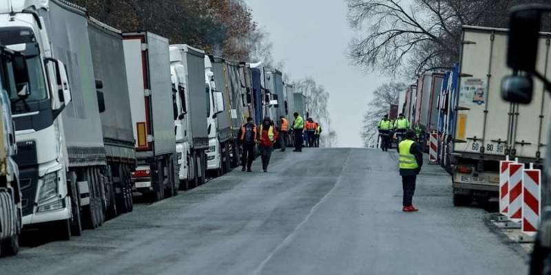 Частково домовилися. Поляки пустять порожні вантажівки на ПП Ягодин через окрему чергу