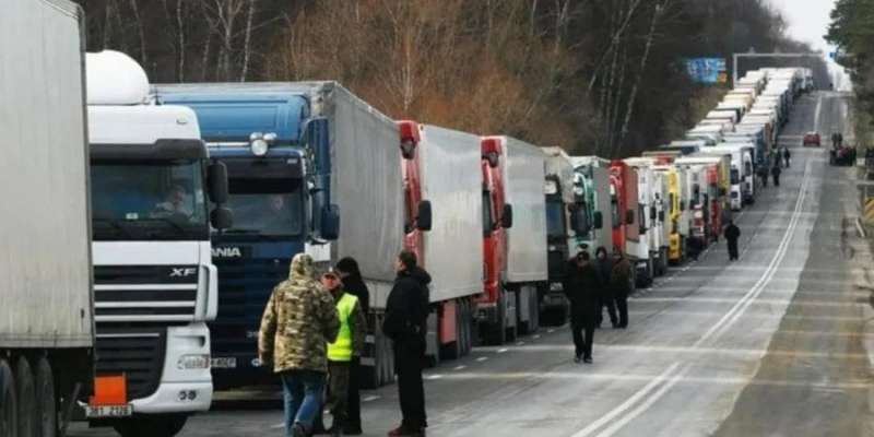 Ситуація на кордоні. Прикордонники розповіли, скільки вантажівок стоять в чергах біля словацьких та польских пунктів пропуску