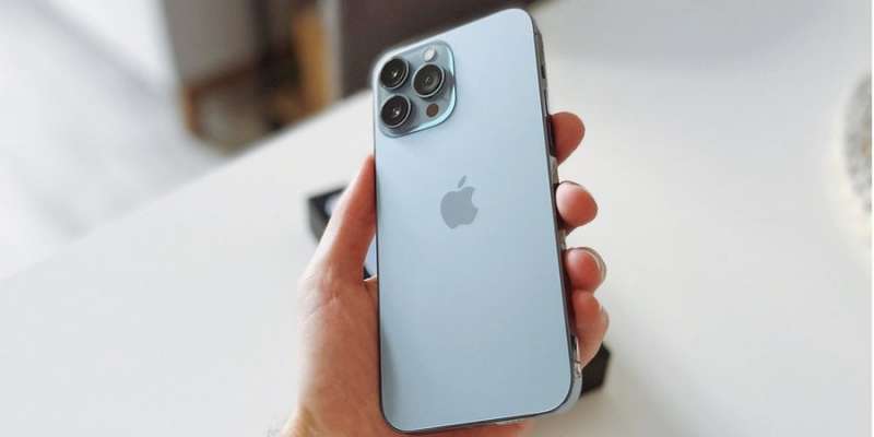 Злодій заробив мільйони на викраденні iPhone та паролів до них. Він розповів, як йому допомагали самі жертви