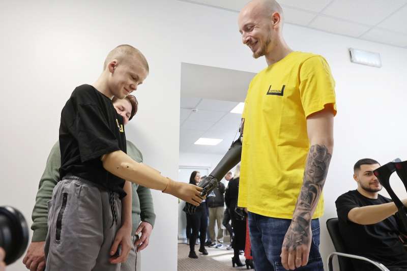Новини компаній: Протезна майстерня, апарат для лікування болю та місця для відпочинку лікарів. Як бренд NESCAFE допомагає львівському центру Unbroken