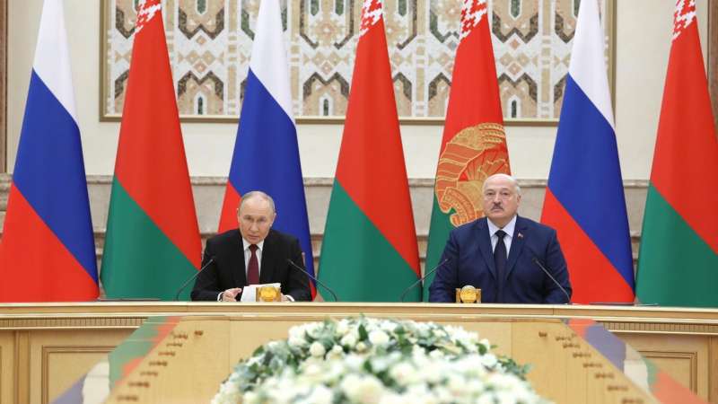 Лукашенко пригласил Путина к себе домой